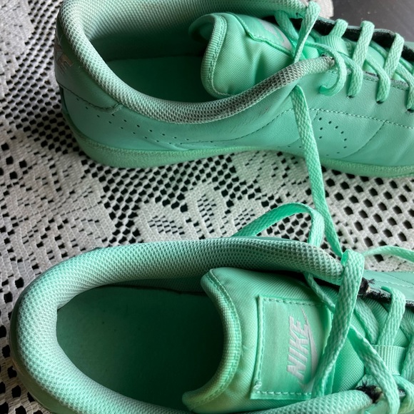 Nike Tennis Classic PRM (GS) Sneakers - Picture 7 of 9